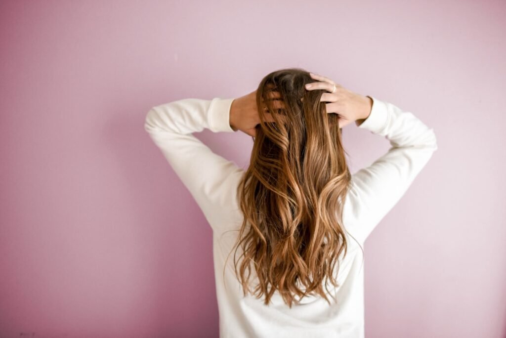 Dormir con el pelo mojado: riesgos para tu cuero cabelludo
