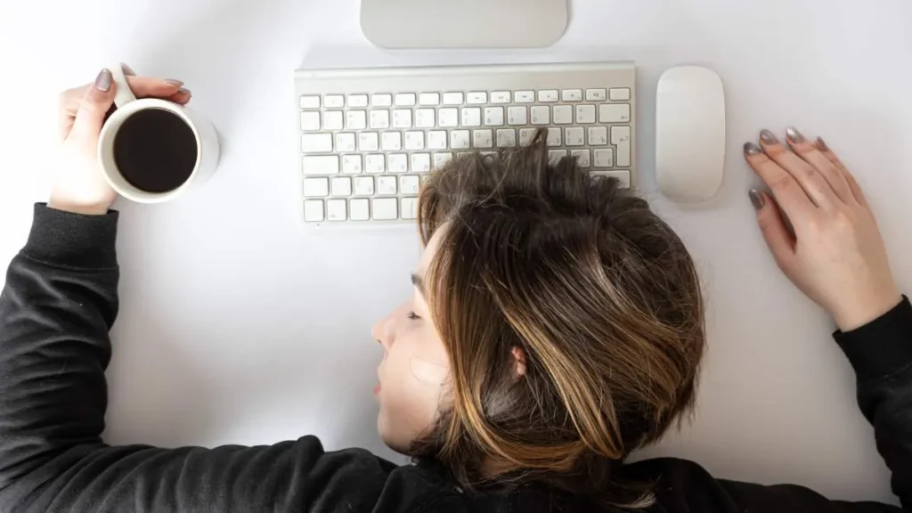 Rutina de sueño post-vacacional: 5 claves médicas para superar el insomnio laboral
