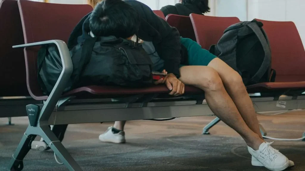Estrategias Clínicas para Superar el Jet Lag: Cómo Adaptar tu Reloj Biológico al Viajar al Este o al Oeste