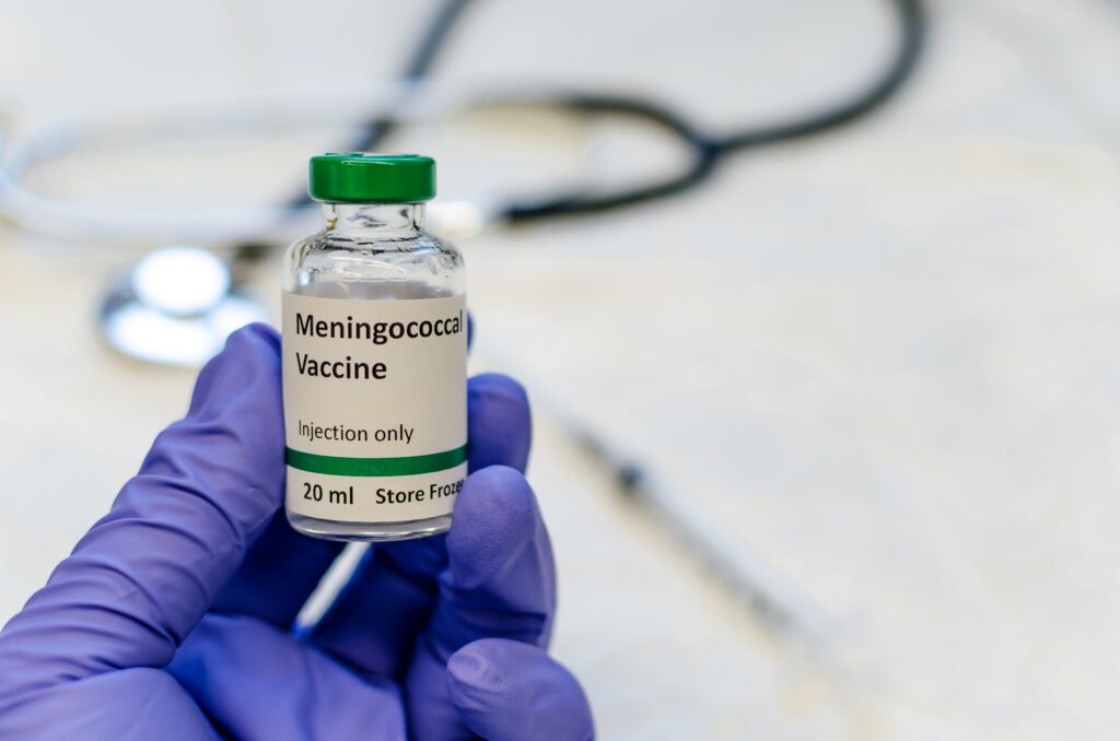 Prevención de la Meningitis B en Estudiantes Internacionales: Estrategias de Inmunización y Rigor Clínico