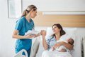 Crisis Estival por Déficit de Matronas: Impacto en la Salud Maternoinfantil y Gestión Sanitaria