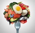 Paciente midiendo su nivel de glucosa en sangre con un glucómetro digital junto a guías de nutrición clínica en la República Dominicana.