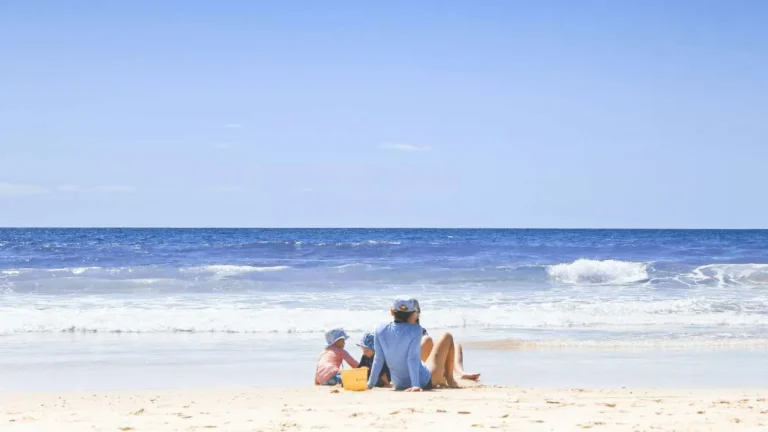 Vacaciones de un mes vs. semanas sueltas: ¿Cuál es la clave clínica para desconectar y evitar el burnout?