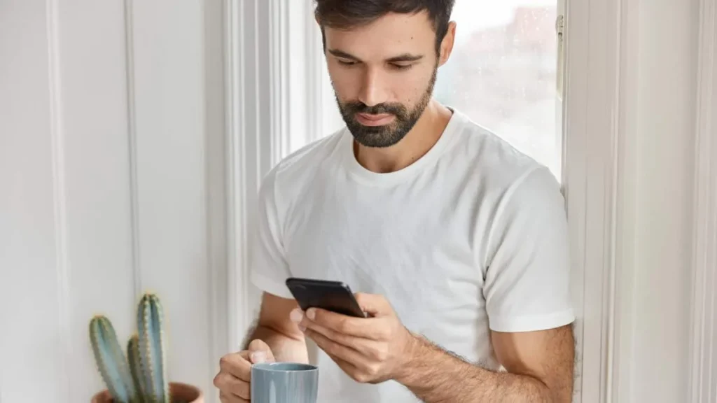 Qué significa que una persona tarde mucho en responder mensajes: Perspectiva psicológica