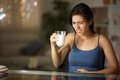 ¿Por qué la leche puede sentarte peor por la noche que de día?