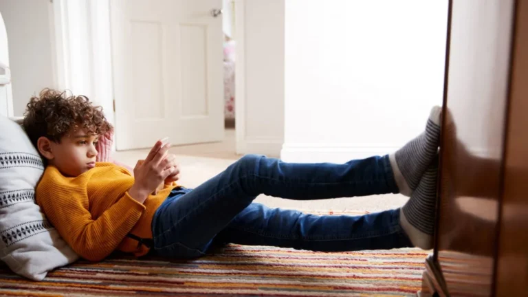El impacto clínico del uso excesivo de pantallas en niños y adolescentes