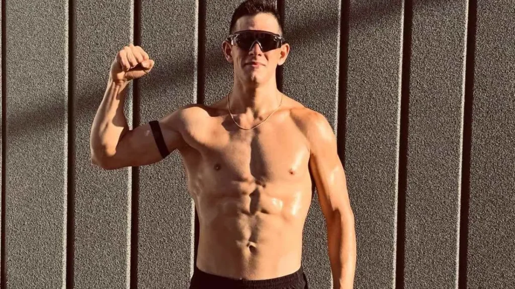 Atleta profesional realizando entrenamiento cardiovascular y de resistencia para mejorar su marca y gestionar la fatiga física.