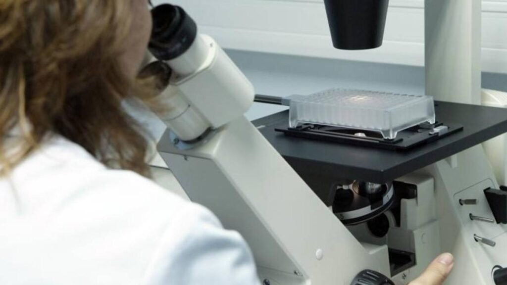 Equipo médico avanzado y tecnología hospitalaria en un centro clínico moderno respaldado por inversión en I+D.