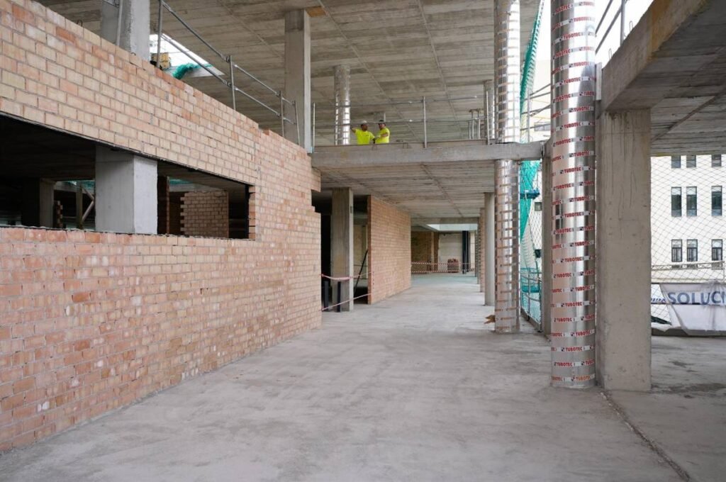 Transformación e Infraestructuras Sanitarias: Impacto Clínico y Dotación de Equipamiento Moderno