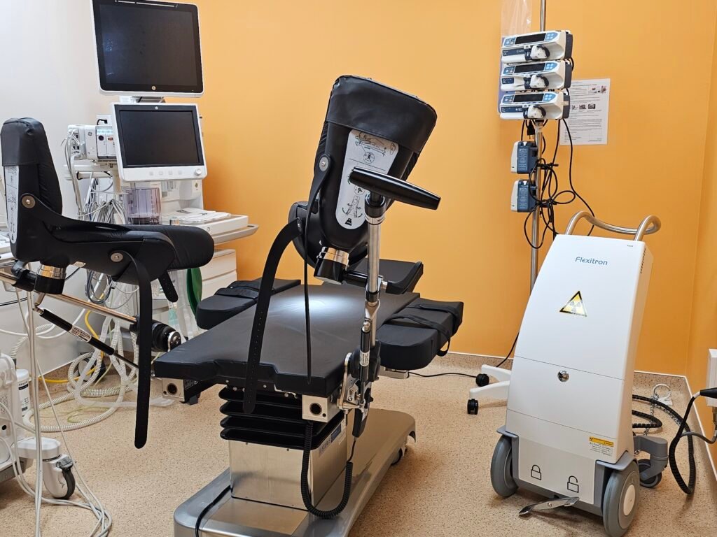 Equipo multidisciplinario médico planificando un tratamiento de braquiterapia intersticial para cáncer ginecológico en entorno hospitalario avanzado.