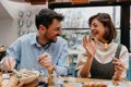 Comer Acompañado: Beneficios Fisiológicos y Metabólicos de Compartir la Mesa