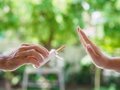 Impacto del Humo de Tabaco en No Fumadores: Análisis Clínico y Prevención