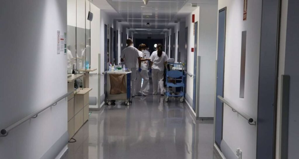 Arquitectura Salutogénica: Cómo el Entorno Físico y los Insumos Médicos Transforman la Salud