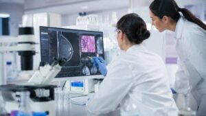 Pruebas de Memoria tras Cáncer de Mama: Por Qué los Test Habituales Subestiman el Deterioro Cognitivo