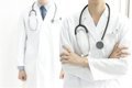 Mortalidad en Médicos: ¿Por qué los Profesionales de la Salud Fallecen Más Jóvenes a Pesar de Menores Tasas Generales?