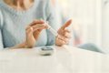 Médico especialista revisando informes clínicos y métricas de glucosa en pacientes con tratamiento de diabetes
