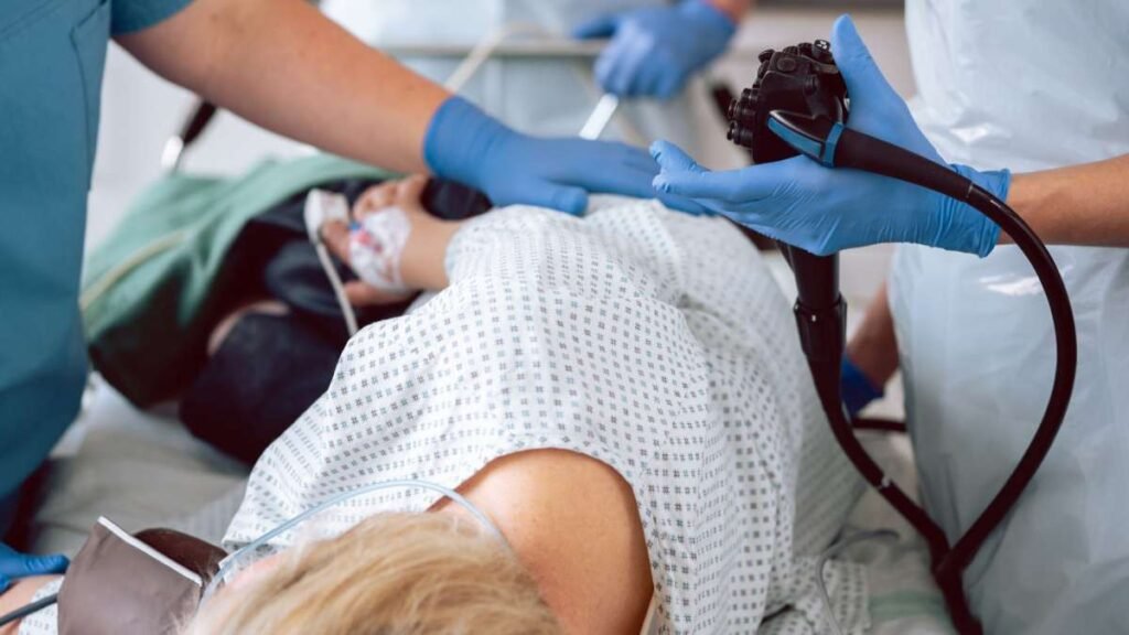 Seguridad y Eficacia al Retrasar las Colonoscopias de Vigilancia Tras la Extirpación de Adenomas