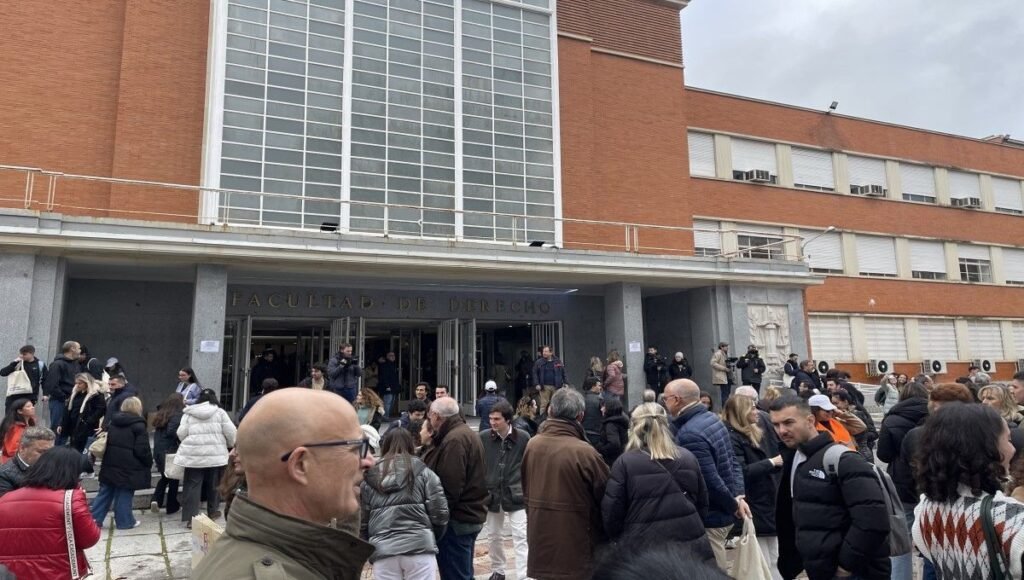 Apertura de la Convocatoria MIR y su Impacto en el Sistema Sanitario y la Gestión de Insumos Médicos