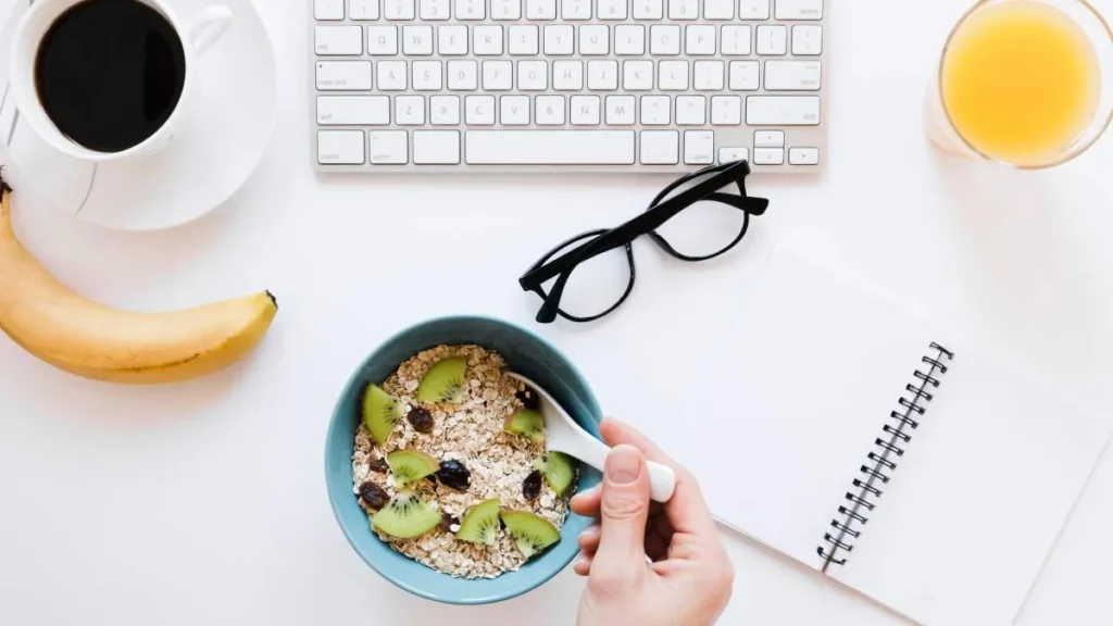Ideas Saludables para Picar en el Trabajo: Consejos de Nutrición y Bienestar Clínico
