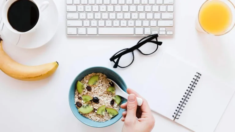Ideas Saludables para Picar en el Trabajo: Consejos de Nutrición y Bienestar Clínico