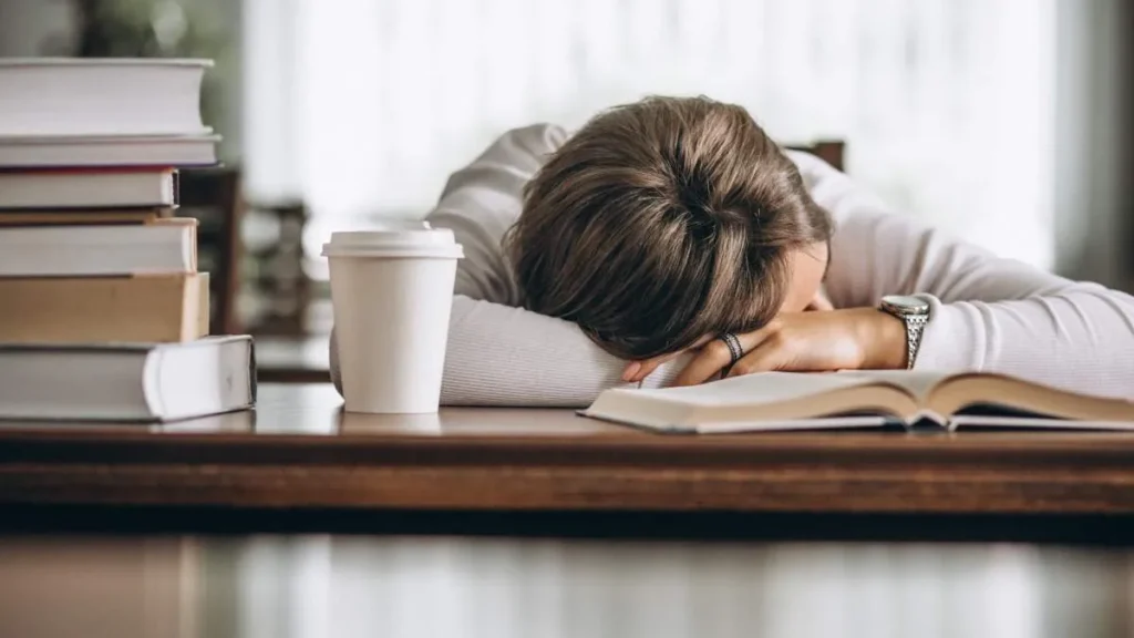 Café y descanso insuficiente: ¿Por qué persiste el sueño irresistible a pesar de dormir?