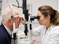 Moscas Volantes y Destellos en la Visión: ¿Cuándo Indican un Desprendimiento de Retina?
