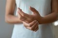 ¿Te duermen las manos? Causas frecuentes y señales que no debes ignorar