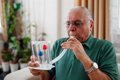 Terapia de la Risa y EPOC: ¿Cómo Mejora la Capacidad Respiratoria?