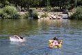 Bañarse en Ríos y Lagos: ¿Duplica el Riesgo de Problemas en la Piel y Trastornos Gastrointestinales?