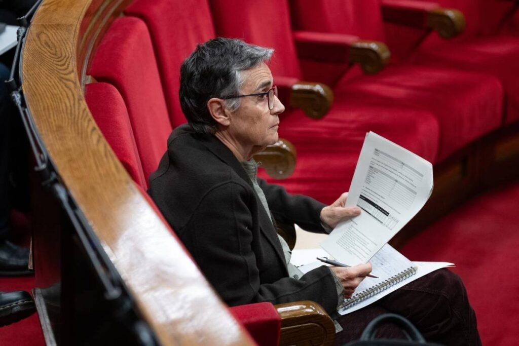 Personal médico en una reunión de negociación y gestión de insumos en un entorno hospitalario moderno.