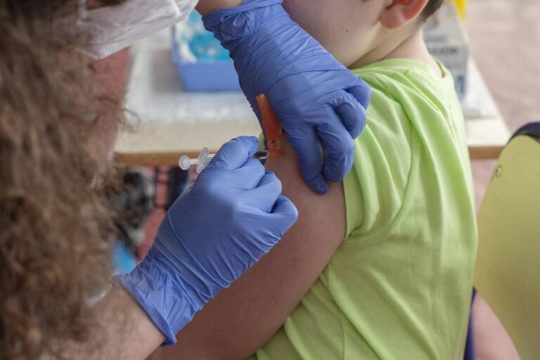 Vacunación escolar contra la gripe en niños: Estrategia preventiva y su impacto en la salud pública