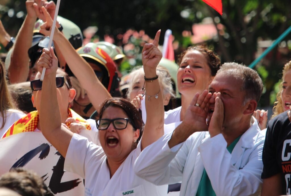 Crisis Sindical Médica: Implicaciones de la Huelga Sanitaria y Sobrecarga Asistencial
