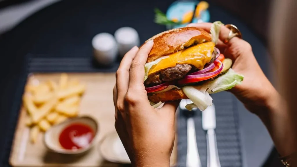 Reducir el Consumo de Alimentos Ultraprocesados Podría Mejorar los Síntomas de la Depresión: Evidencia y Bienestar Nutricional
