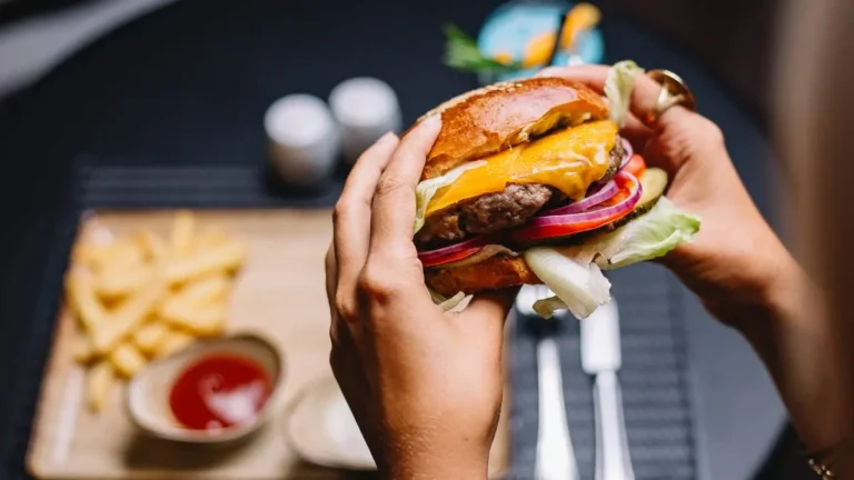 Reducir el Consumo de Alimentos Ultraprocesados Podría Mejorar los Síntomas de la Depresión: Evidencia y Bienestar Nutricional