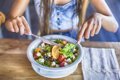¿Sientes hambre poco después de comer? La respuesta está en la composición de tu plato