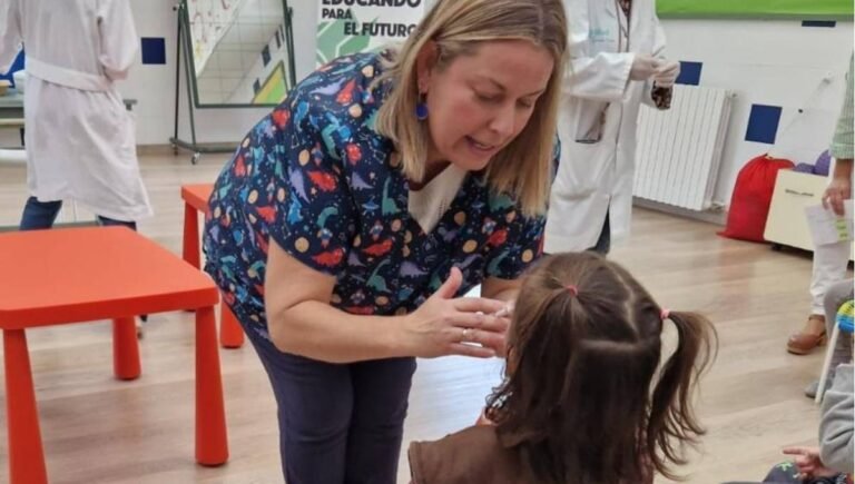 Estrategias de Inmunización Escolar: Prevención de Gripe y COVID-19 con Soporte Clínico Integral