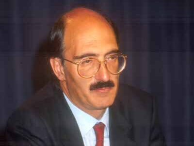 Legado de Julián García Vargas: Hitos en el Desarrollo de la Ley General de Sanidad y la Investigación Biomédica