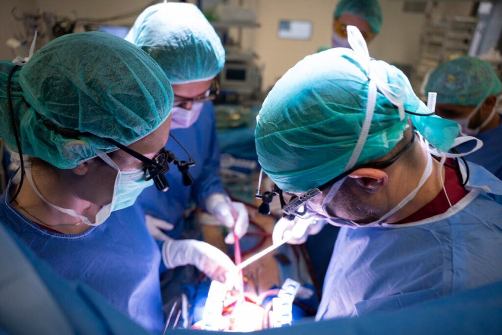 Corazones Artificiales y Dispositivos de Asistencia Ventricular en la Insuficiencia Cardíaca Grave