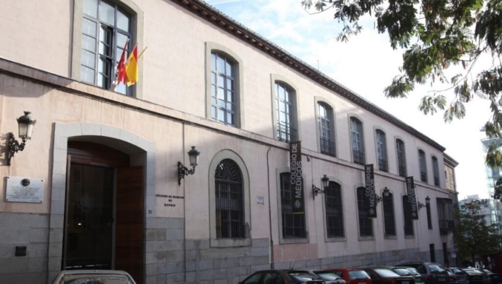 Reunión de profesionales médicos analizando estrategias de gestión hospitalaria y equipamiento clínico avanzado.