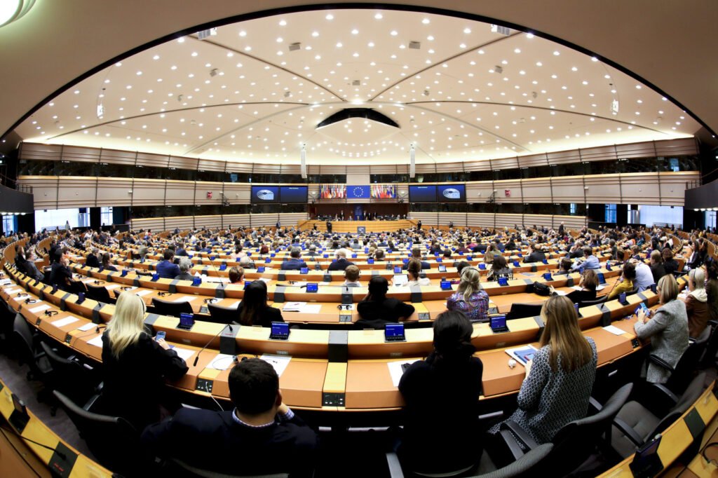 El Parlamento Europeo impulsa la incorporación de un millón de profesionales y el bienestar del personal sanitario