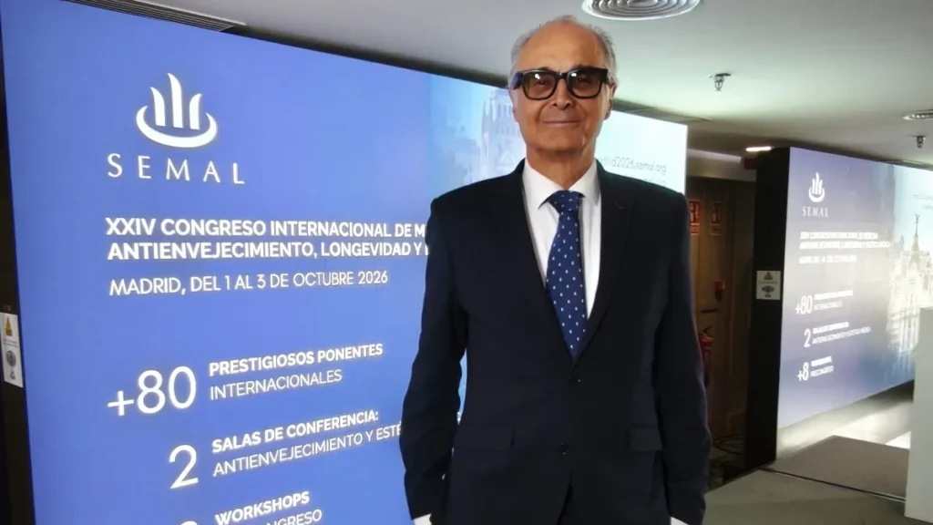 Adulto mayor realizando ejercicios de fuerza controlados con mancuernas en un entorno seguro para mejorar su longevidad y masa muscular.