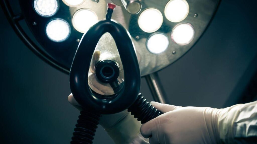 Equipo médico especializado en quirófano pediátrico utilizando tecnología y circuitos de anestesia avanzados.