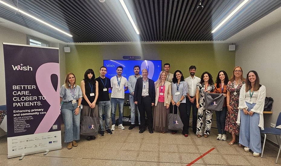 Equipo médico revisando datos en una plataforma digital de seguimiento para pacientes con cáncer de mama precoz.