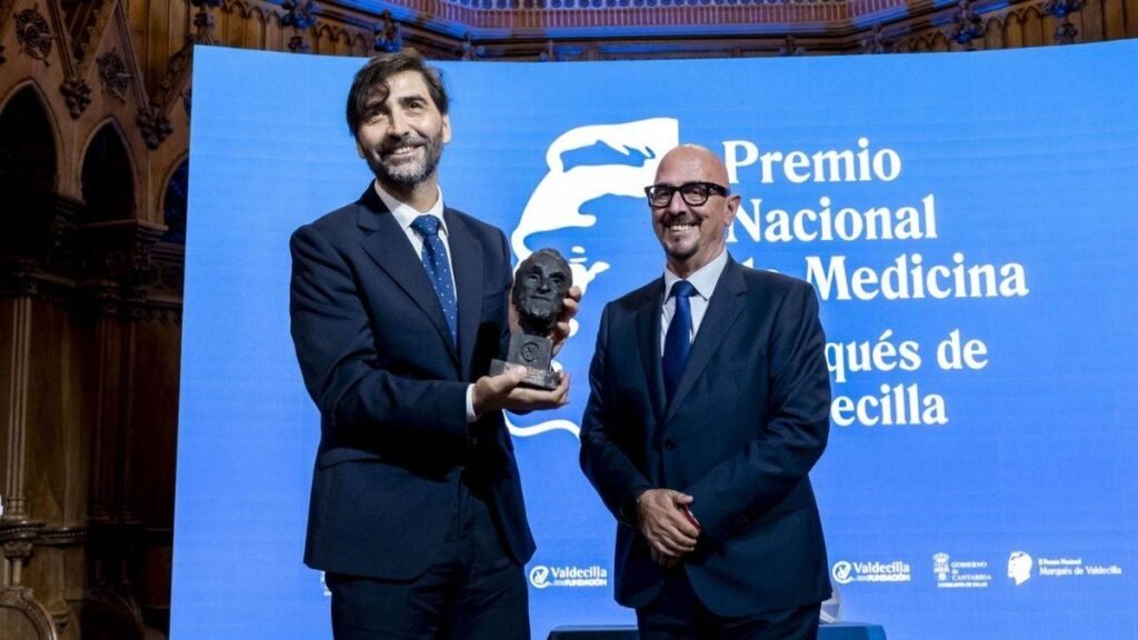 Especialista médico evaluando a un paciente pediátrico con equipamiento de alta tecnología en un entorno clínico moderno.