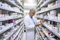 Farmacéutico clínico entregando medicamentos biológicos protegidos en cadena de frío a un paciente en el área de dispensación hospitalaria.