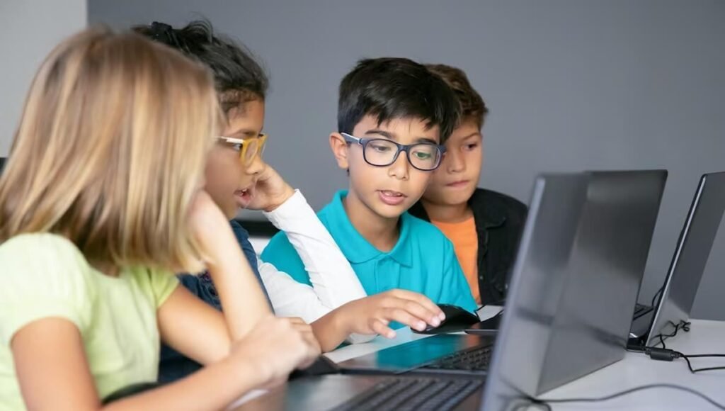 Grupo de niños activos practicando ejercicio dinámico al aire libre tras salir de la escuela con supervisión médica preventiva