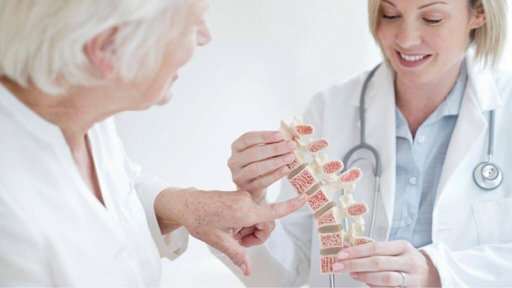 Ilustración médica de la densidad ósea y una aplicación móvil midiendo impactos mecánicos para prevenir la osteoporosis.