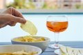 Infografía médica explicando el impacto del alcohol en la salud y la prevención de muertes prematuras.