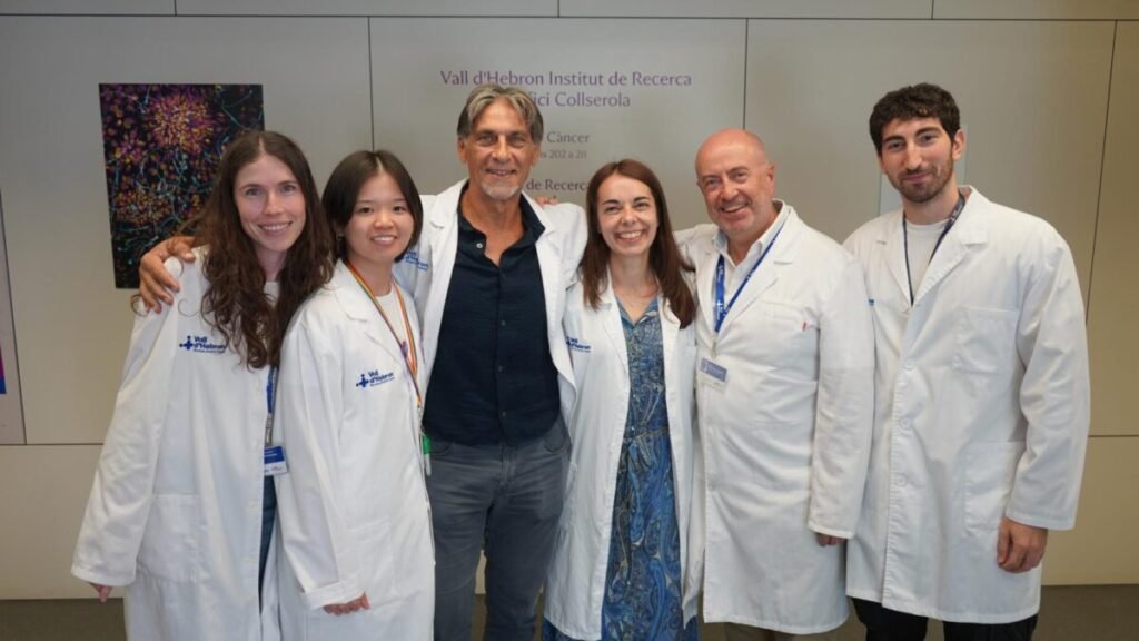 Investigador médico analizando muestras moleculares en laboratorio de oncología para mejorar tratamientos de melanoma