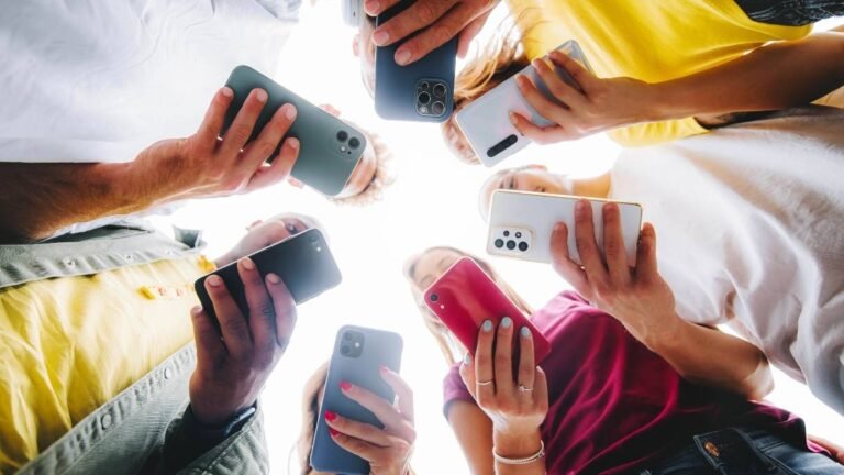 Determinantes Digitales en la Juventud: Más Allá del Tiempo Frente a la Pantalla y su Impacto en la Salud Mental